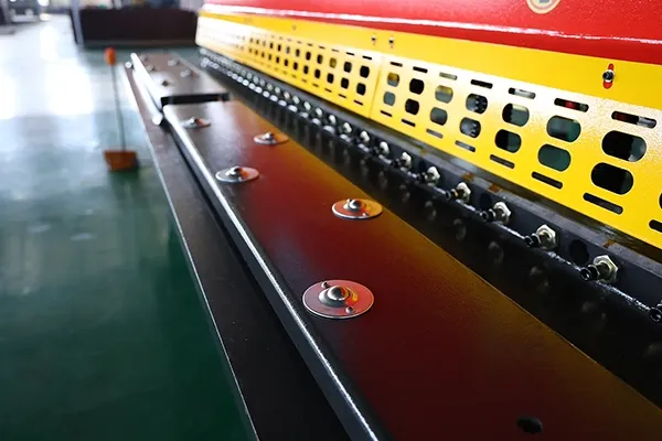 Swing-Shearing-Machine-Ball-bearing-table